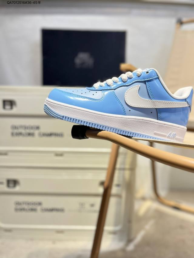 耐克 Nike Air Force 1 '07空军一号 百搭休闲运动板鞋。柔软、弹性十足的缓震性能和出色的中底设计，横跨复古与现代的外型结合，造就出风靡全球三十