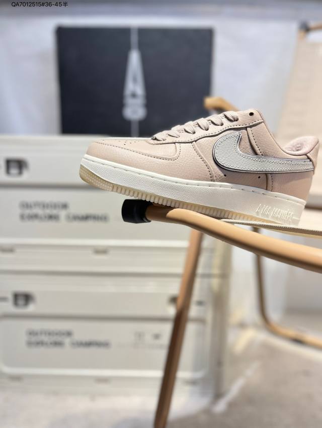 耐克 Nike Air Force 1 '07空军一号 百搭休闲运动板鞋。柔软、弹性十足的缓震性能和出色的中底设计，横跨复古与现代的外型结合，造就出风靡全球三十