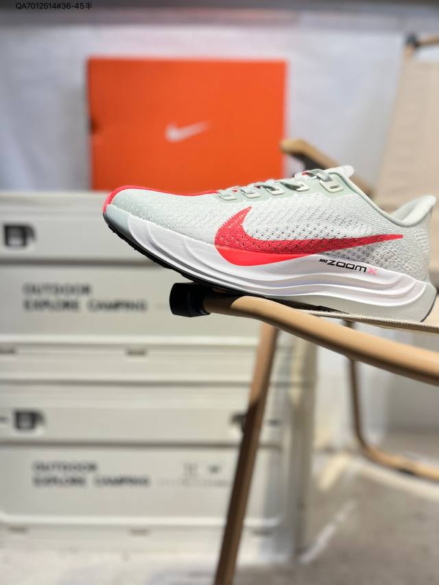 Nike Flex Plus Pegasus Plus 舒适跑鞋网面透气跑步鞋 兼顾迅疾外观和稳固脚感 后跟覆面和中足动态支撑巧妙融合 缔造稳定顺畅的迈步体验