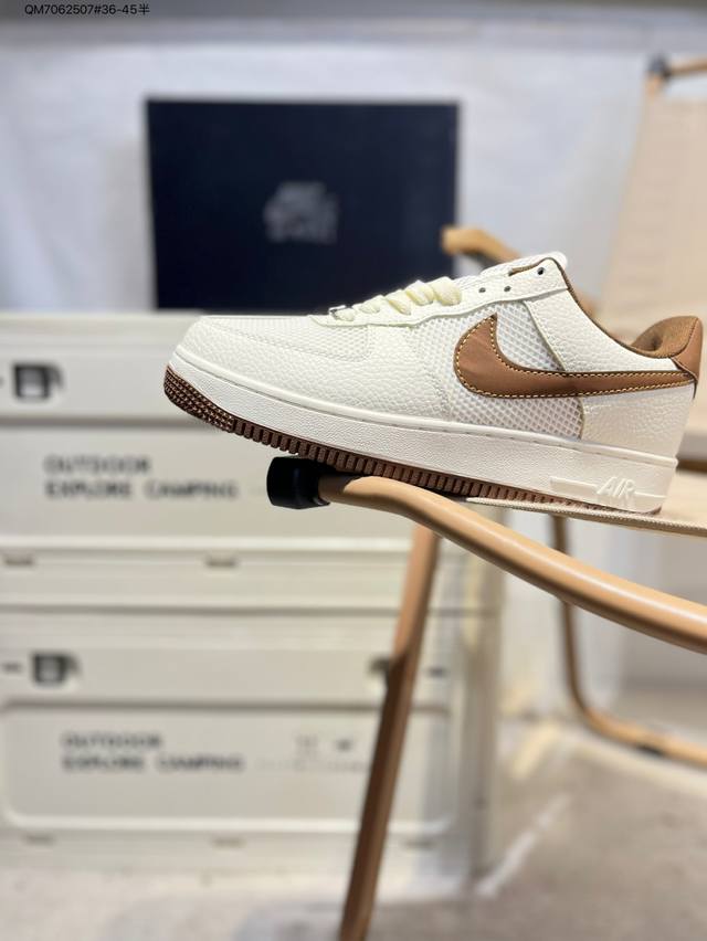 耐克 Nike Air Force 1 '07空军一号 百搭休闲运动板鞋。柔软、弹性十足的缓震性能和出色的中底设计，横跨复古与现代的外型结合，造就出风靡全球三十