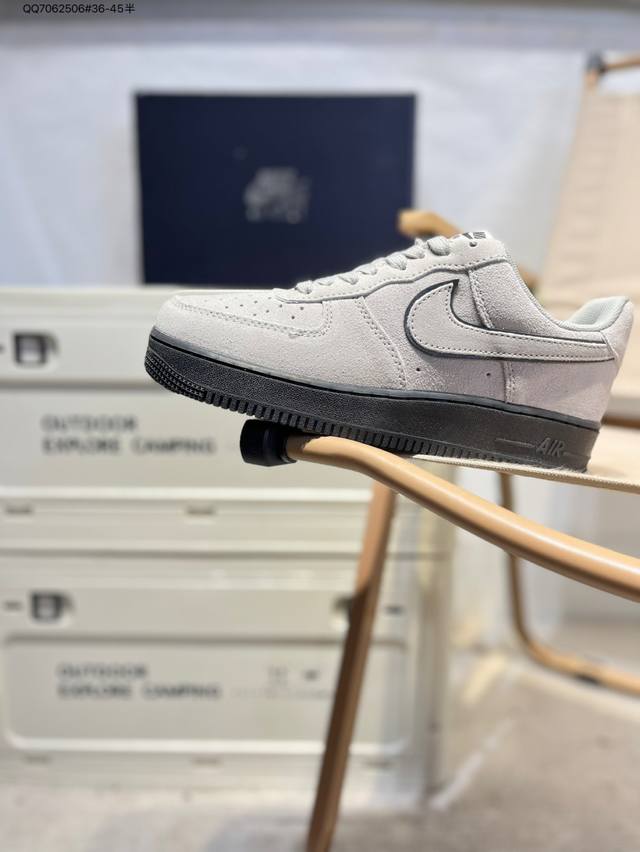 耐克 Nike Air Force 1 '07空军一号 百搭休闲运动板鞋。柔软、弹性十足的缓震性能和出色的中底设计，横跨复古与现代的外型结合，造就出风靡全球三十