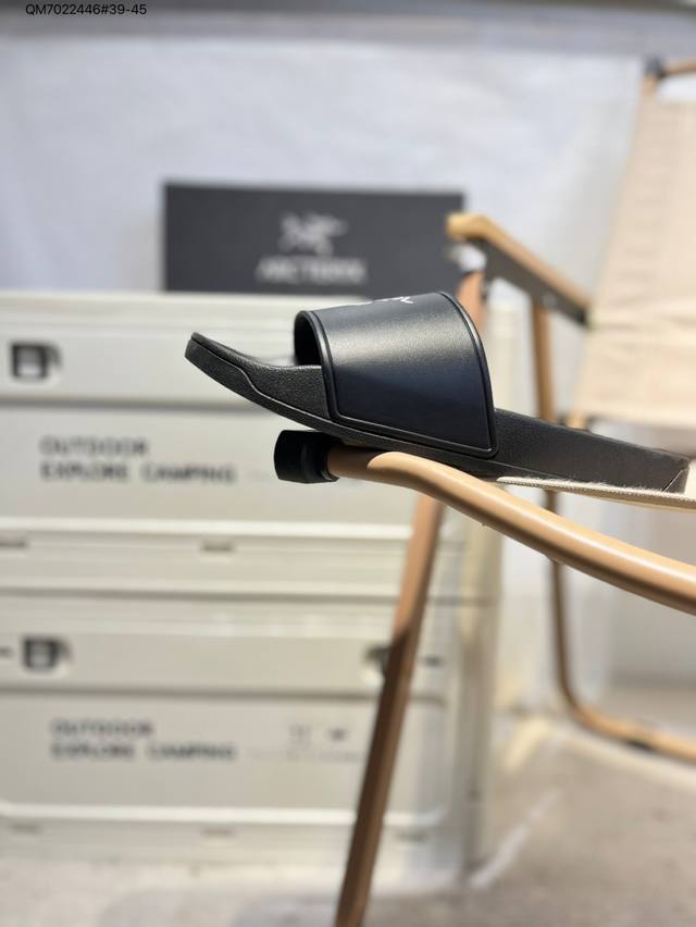 Arcteryx Slipper M 始祖鸟一字拖鞋 原单渠道 中底设计提供更佳支撑和舒适感受 一片式鞋面搭配加厚衬里 贴合脚面 给予舒适脚感077218 Qm