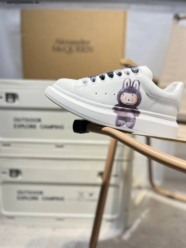 Labubu X Alexander Mcqueen 麦昆 亚历山大麦昆亚历山 大盒包装 Ss春夏首发 时尚代表的小姐姐 肯定要走在时尚的风口！鞋子独特的个性增
