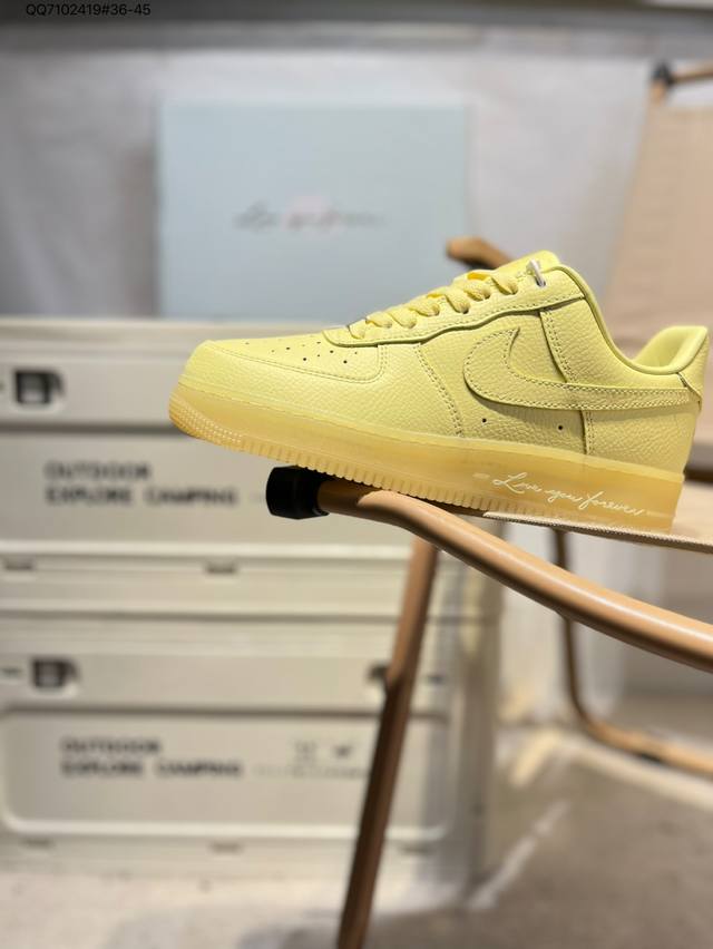 耐克 Nike Air Force 1 '07空军一号 百搭休闲运动板鞋。柔软、弹性十足的缓震性能和出色的中底设计，横跨复古与现代的外型结合Cz8065 Qq7