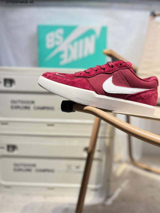 耐克Nike Sb Force 58 运动滑板鞋。这是一款将前沿创新带入街头的单品，它具有硫化杯底，具有出色的耐用性和灵活性。使用柔软皮革和帆布拼接，在饰面上放