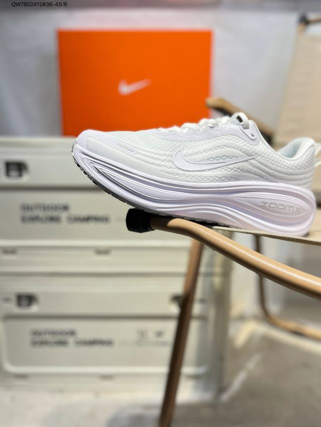 Nike Vomero Plus 时尚舒适网布防滑耐磨低帮跑步鞋男款防滑性能通过鞋底的纹路和材质增强，提高在湿滑地面的抓地力。适合在雨天或湿滑路面跑步，提供更好