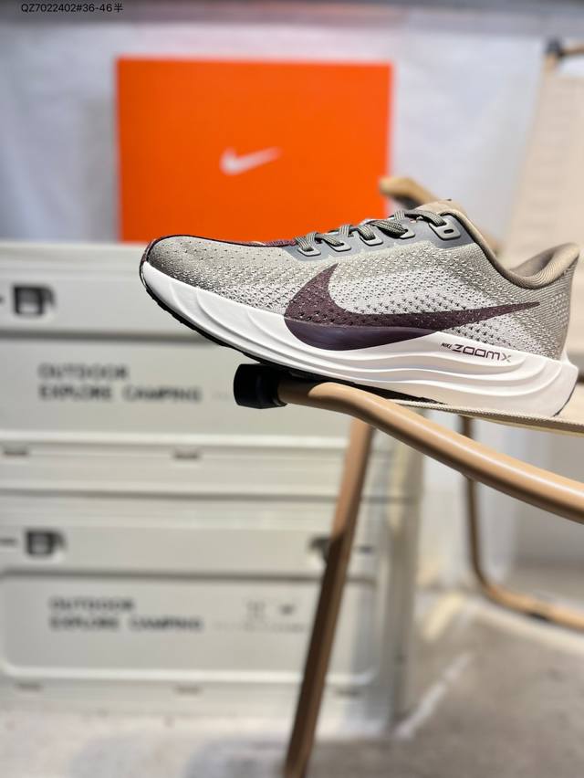 Nike Zoom Pegasus Plus 超级飞马涡轮增压马拉松慢跑鞋 Fq7262 在设计上延续了原版鞋款的经典风格，向 Pegasus Turbo 致敬