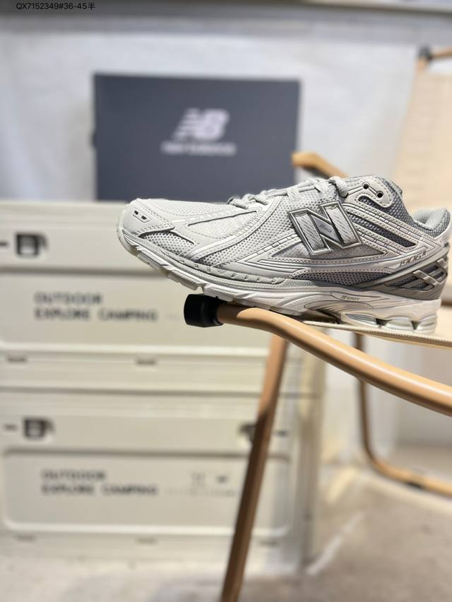 New Balance 1906系列复古老爹风休闲鞋 #采用轻质牛剖革拼接透气网眼衬垫织物鞋面材质 T-Beam大底提供足步弓支撑，保持步态稳定 后跟搭载外露缓