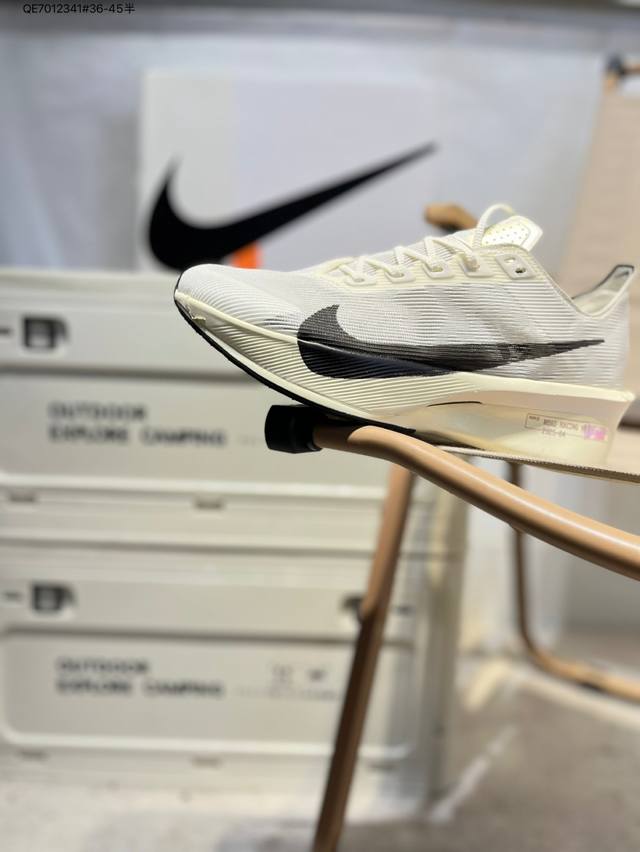 Nike Zoomx Vaporfly Next% 4 马拉松系列公路竞速超轻缓震跑步鞋 Hv6107-100 鞋款轻盈，同时保持出色性能表现。此鞋款质感轻盈，