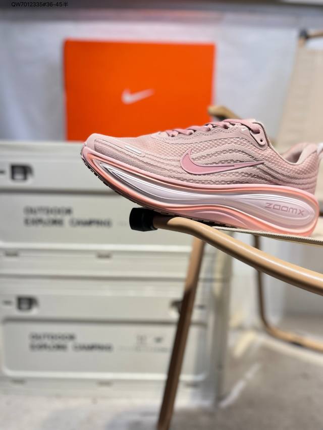 Nike Vomero Plus 时尚舒适网布防滑耐磨低帮跑步鞋男款防滑性能通过鞋底的纹路和材质增强，提高在湿滑地面的抓地力。适合在雨天或湿滑路面跑步，提供更好