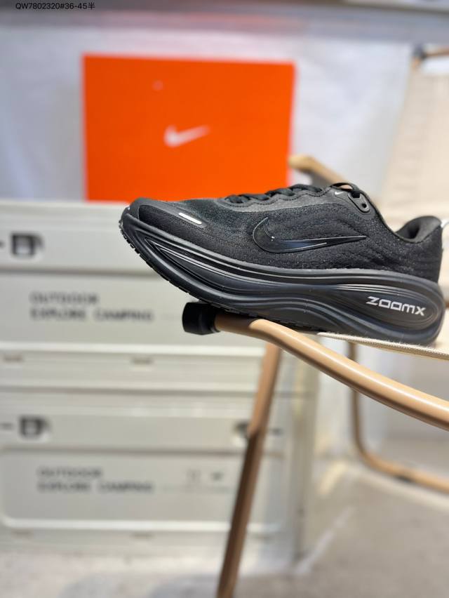 Nike Vomero Plus 时尚舒适网布防滑耐磨低帮跑步鞋男款防滑性能通过鞋底的纹路和材质增强，提高在湿滑地面的抓地力。适合在雨天或湿滑路面跑步，提供更好