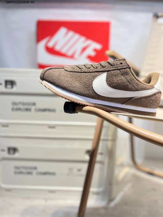Nike Classic Cortez 全新配色 经典阿甘休闲跑步鞋 纯粹而执着的精神，使得Cortez种在了一代人的心里，无论是否喜欢它复古的鞋型，一双Nik