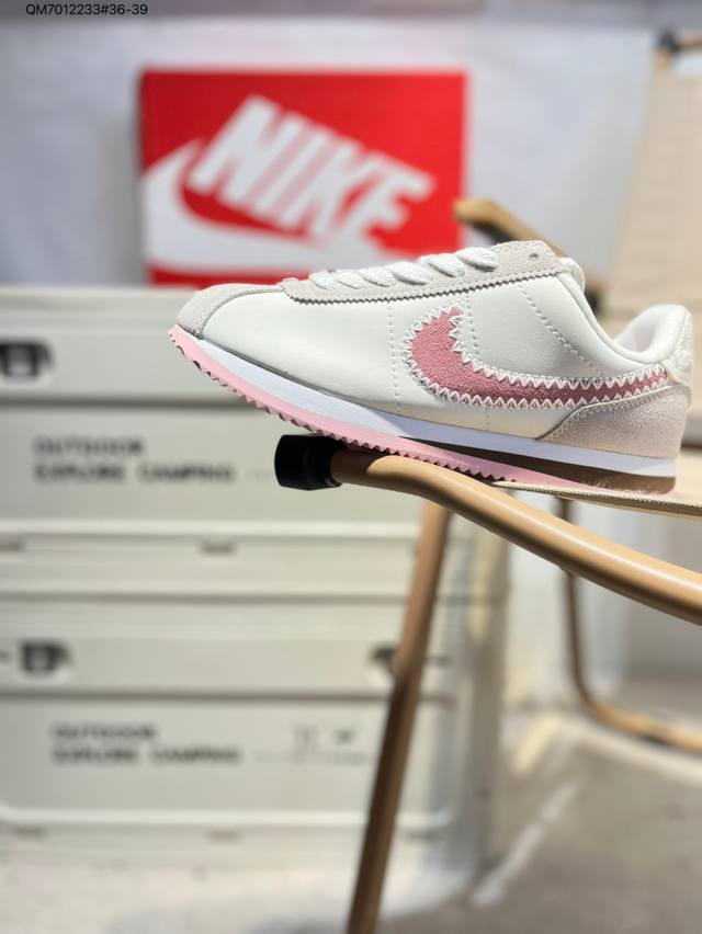 Nike Classic Cortez 全新配色 经典阿甘休闲跑步鞋 纯粹而执着的精神，使得Cortez种在了一代人的心里，无论是否喜欢它复古的鞋型，一双Nik