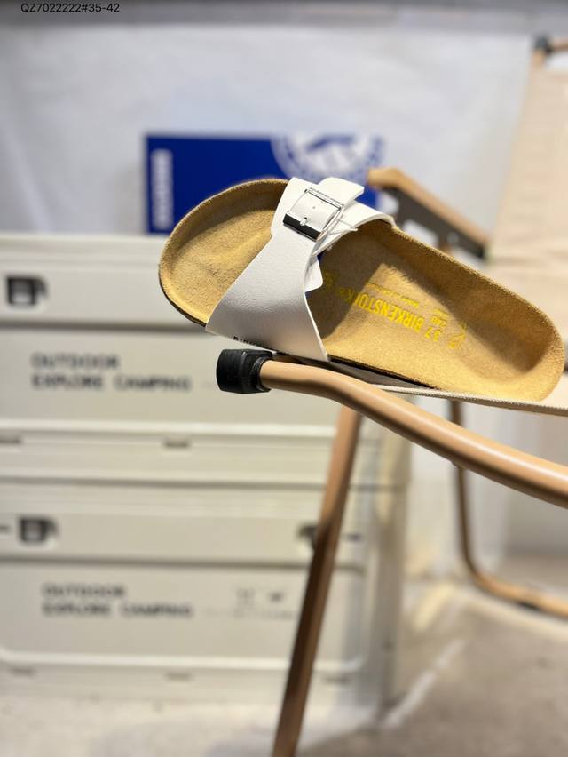 勃肯鞋Birkenstock 拖鞋 真皮软木拖 出口韩国的订单！ 有没有姐妹跟我一样，喜欢鞋拖，懒得弯腰系鞋带 所以Birkenstock博肯鞋真的是我的爱 很