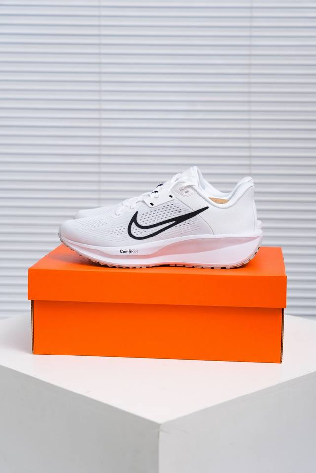 核心私 Nike Quest 6极速6代网面透气 时尚休闲跑步鞋 简约高科技设计采用多层材料，为双足带来凉爽感受和稳固体验时尚鞋面搭配中足包覆设计，提供稳固贴合
