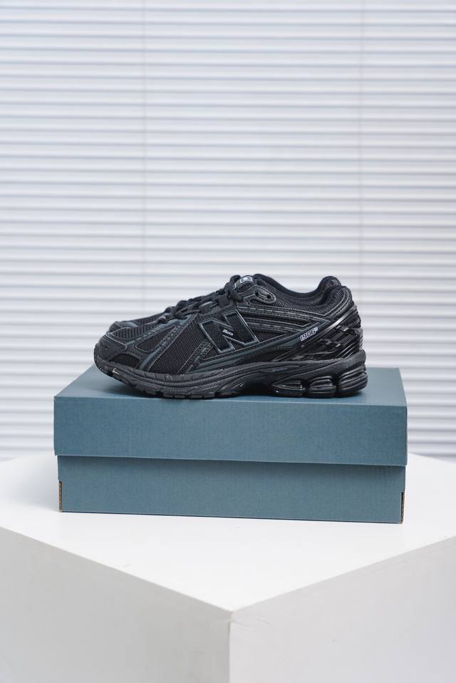 核心私 New Balance 1906系列 休闲鞋 #采用轻质牛剖革拼接透气网眼衬垫织物鞋面材质 T-Beam大底提供足步弓支撑，保持步态稳定 后跟搭载外露缓
