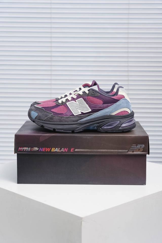 核心私 Kith X New Balance 2010系列 复古休闲跑步鞋 #鞋面的柔软麂皮搭配尼龙网布，特别透气而且还复古感，不管是搭配牛仔裤还工装裤都是百搭