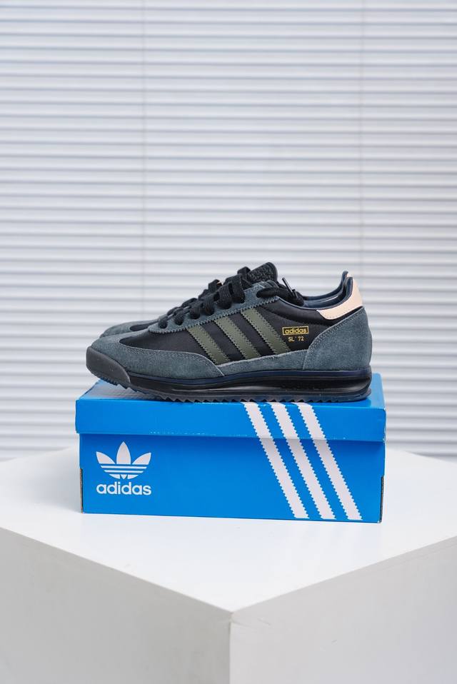 核心私 Adidas Originals Sl 72 Rs 超轻便透气复古慢跑鞋 鞋头的设计饱满圆润 鞋面是翻毛皮和尼龙材质结合 上脚舒适柔软 橡胶大底非常耐磨