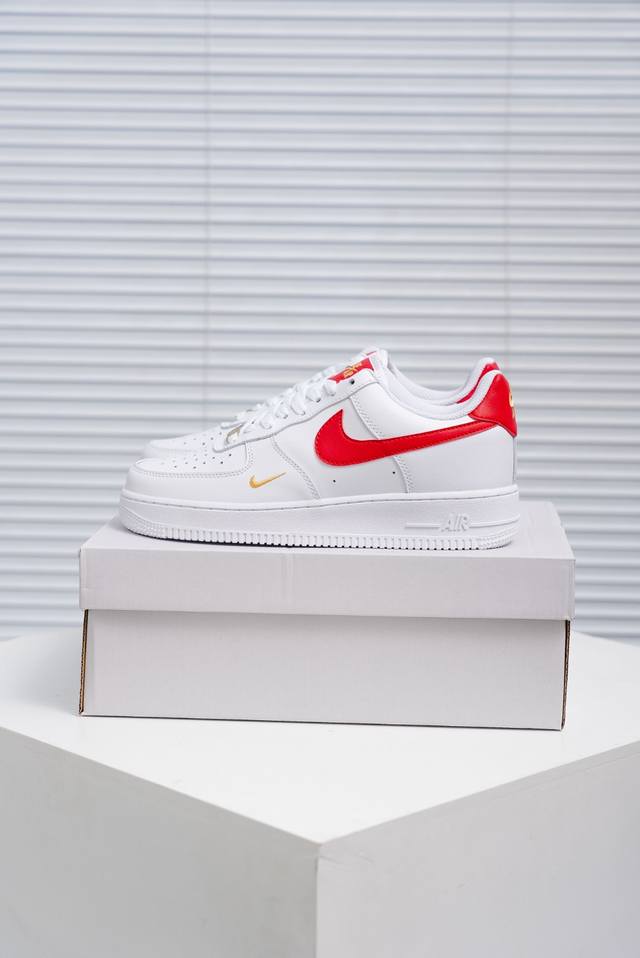 核心私 Air Force 1 原装级别 原楦头原纸板 打造纯正空军版型专注外贸渠道 全掌内置蜂窝气垫 原盒配件 原厂中底钢印、拉帮完美 货号：Cz0270 1