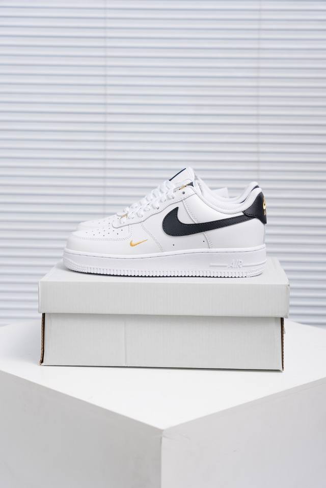 核心私 Air Force 1 原装级别 原楦头原纸板 打造纯正空军版型专注外贸渠道 全掌内置蜂窝气垫 原盒配件 原厂中底钢印、拉帮完美 货号：Cz0270 1