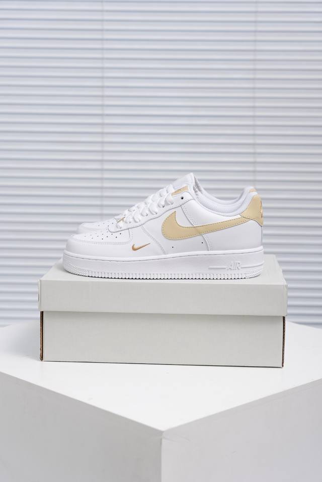 核心私 Air Force 1 原装级别 原楦头原纸板 打造纯正空军版型专注外贸渠道 全掌内置蜂窝气垫 原盒配件 原厂中底钢印、拉帮完美 货号：Cz0270 1
