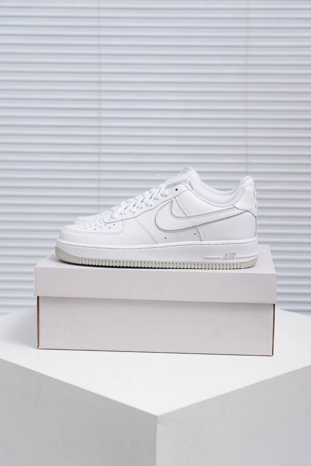 核心私 Air Force 1 原装级别 原楦头原纸板 打造纯正空军版型专注外贸渠道 全掌内置蜂窝气垫 原盒配件 原厂中底钢印、拉帮完美 货号：Dx5805 尺