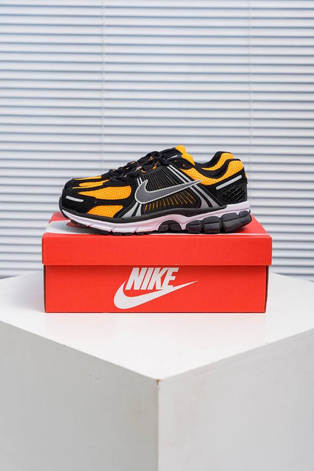 核心私 Nike 耐克夏季 Zoom Vomero 5 运动鞋休闲训练跑步鞋。Nike Zoom Vomero 5 男女子运动鞋妥帖包覆足部，提供透气支撑效果。
