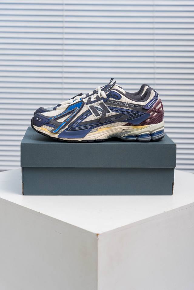 核心私 New Balance 1906系列 休闲鞋 #采用轻质牛剖革拼接透气网眼衬垫织物鞋面材质 T-Beam大底提供足步弓支撑，保持步态稳定 后跟搭载外露缓