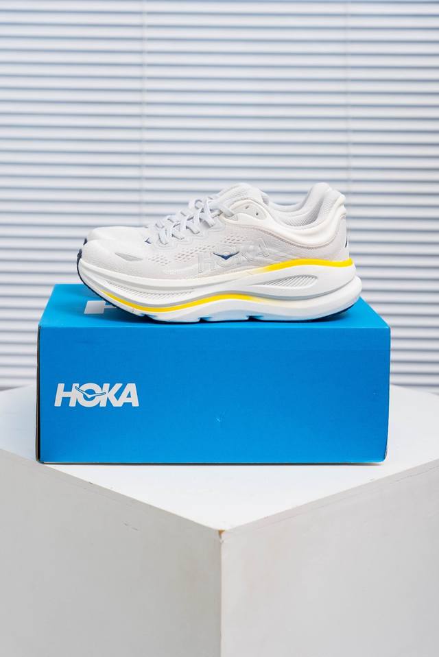 核心私 Hoka M Bondi 9全新配色 这个品牌来自于新西兰的毛利语，Hoka表示大地，One One表示飞越，连起来就是飞越地平线，One One不是读