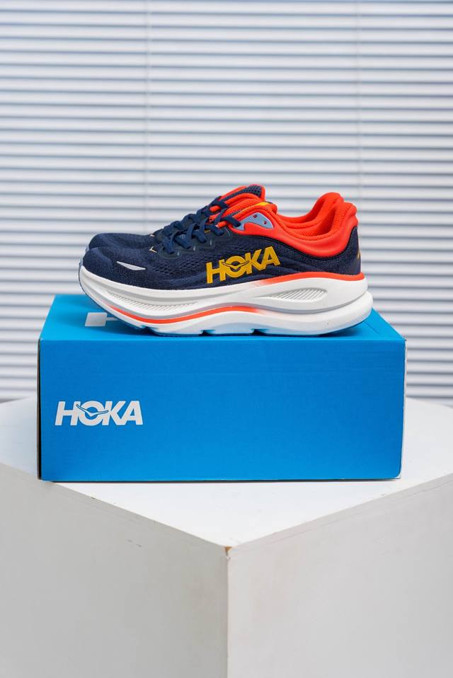 核心私 Hoka M Bondi 9全新配色 这个品牌来自于新西兰的毛利语，Hoka表示大地，One One表示飞越，连起来就是飞越地平线，One One不是读