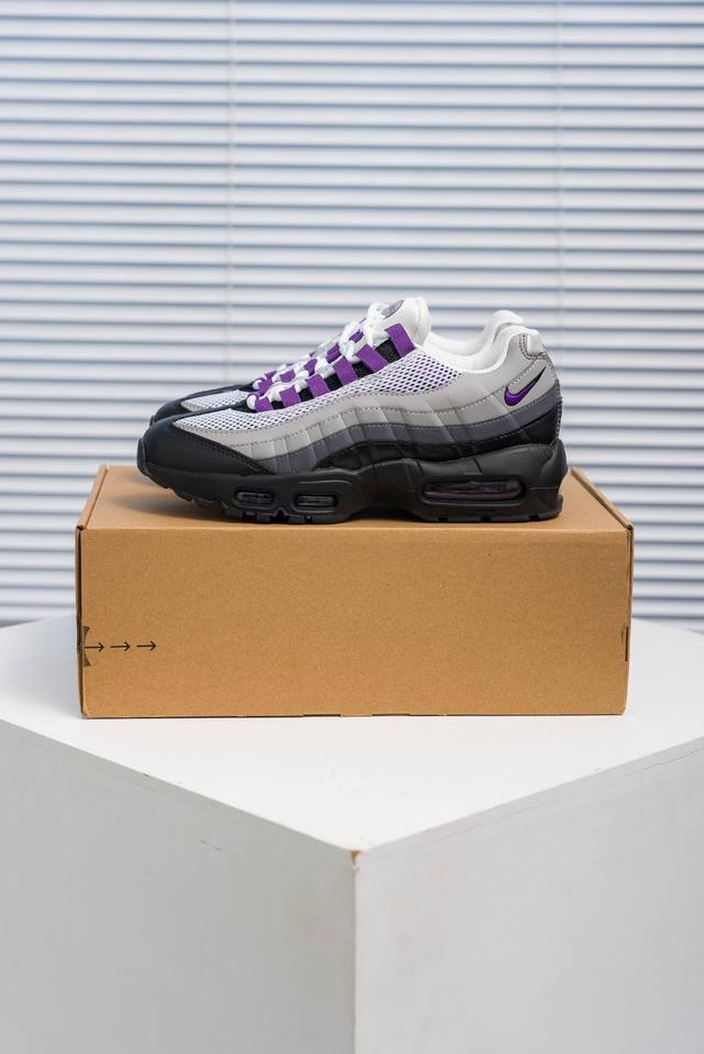 核心私 Nike Air Max 95 复古元年全掌气垫 Eva 中底，塑就轻盈缓震性能采用令元年款声名鹊起的舒适缓震系统，结合搭载皮革与合成革覆面的透气鞋面