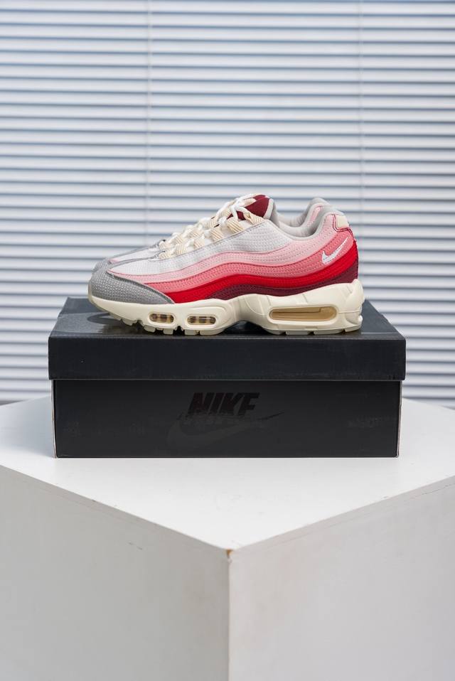 核心私 Nike Air Max 95 复古元年全掌气垫 Eva 中底，塑就轻盈缓震性能采用令元年款声名鹊起的舒适缓震系统，结合搭载皮革与合成革覆面的透气鞋面