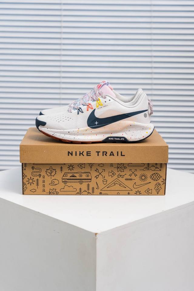 核心私 Nike Pegasus Trail 5 Next Nature 越野跑步鞋 登月兼顾迅疾外观和稳固脚感 后跟覆面和中足动态支撑巧妙融合 缔造稳定顺畅的