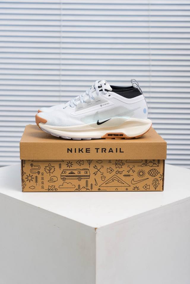 核心私 Nike Pegasus Trail 5 Gtx Next Nature 越野跑步鞋 登月兼顾迅疾外观和稳固脚感 后跟覆面和中足动态支撑巧妙融合 缔造稳