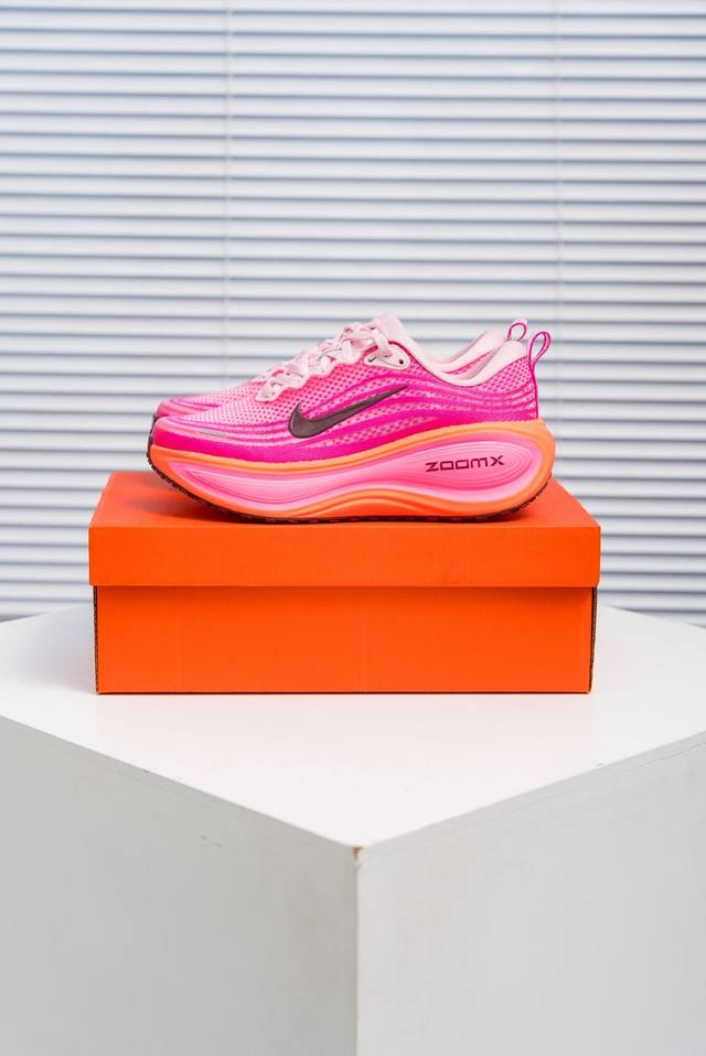 核心私 Nike Vomero Plus 耐克 舒适减震防滑 低帮跑步鞋 全掌Reactx泡绵中底 前掌和后跟还配备了Air Zoom气垫单元 据说跑起来更快更