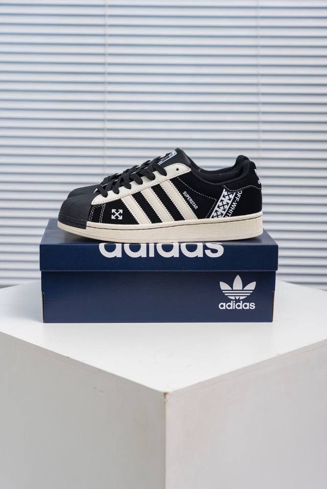 核心私 Adidas Originals Gazelle Indoor 三叶草复古防滑耐磨低帮板鞋 鞋款采用柔软的绒面革和耐用的皮革衬里融合在橡胶外底上 货号：