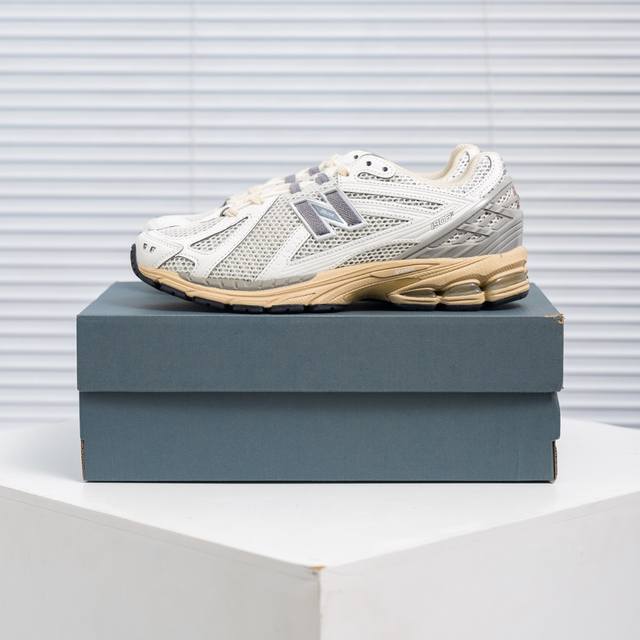 核心私 New Balance 1906系列 休闲鞋 #采用轻质牛剖革拼接透气网眼衬垫织物鞋面材质 T-Beam大底提供足步弓支撑，保持步态稳定 后跟搭载外露缓