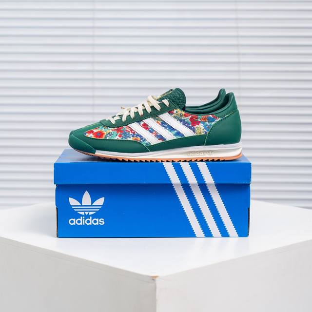 核心私 Adidas Originals Sl 72 超轻便透气复古慢跑鞋 鞋头的设计饱满圆润 鞋面是翻毛皮和尼龙材质结合 上脚舒适柔软 橡胶大底非常耐磨防滑
