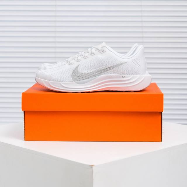 核心私 Nike Vomero Plus 耐克 舒适减震防滑 低帮跑步鞋 全掌Reactx泡绵中底 前掌和后跟还配备了Air Zoom气垫单元 据说跑起来更快更
