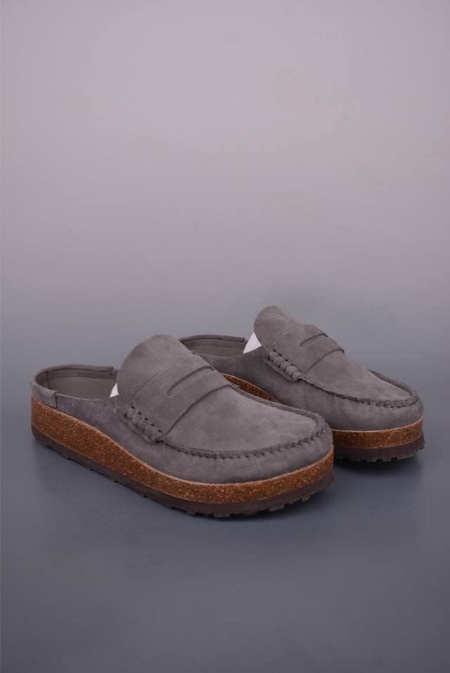 博肯Birkenstock Naples Wrappe D穆勒系列包头 复古软木底休闲拖鞋 乐福牛皮绒面革 乐福勃肯木鞋底 时下大火的老钱风，乐福式设计鞋头增加