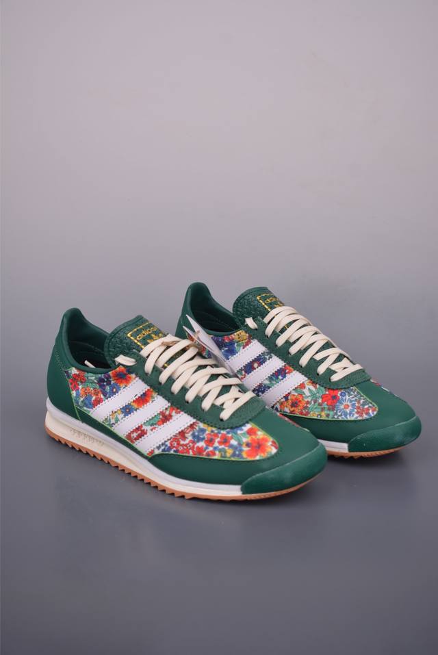 Adidas Originals Sl 72Rs 超轻便透气复古慢跑鞋 鞋头的设计饱满圆润 鞋面是翻毛皮和尼龙材质结合 上脚舒适柔软 橡胶大底非常耐磨防滑 包裹