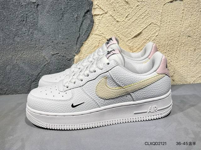 新品上市实拍 耐克Nike Air Force 7空军一号低帮百搭休闲运动板鞋。柔软、弹性十足的缓震性能和出色的中底设计，横跨复古与现代的外型结合，造就出风靡全