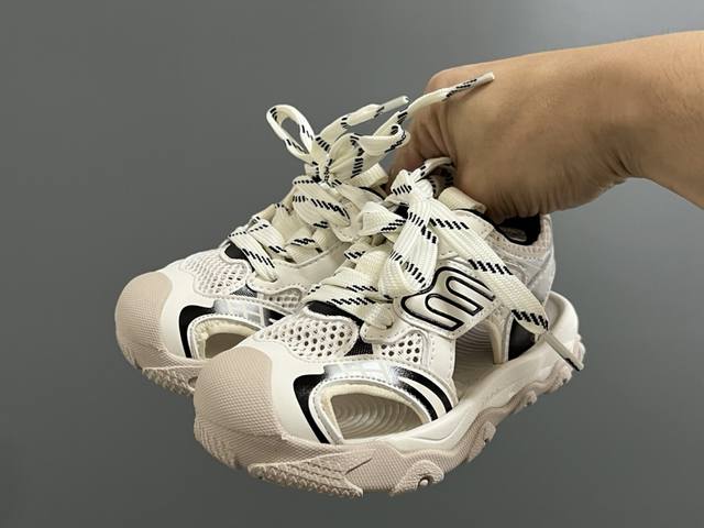 巴家新款10Xl魔术贴儿童凉鞋 Size：26-37码 超火的巴黎世家10Xl系列 镂空网面凉鞋推荐 夏天又时髦又透气 魔术贴设计，穿脱方便