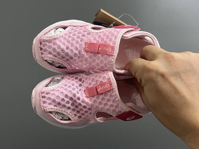 Yss新款夏天儿童网面凉鞋 Size：22-37码 夏天就要来一双这样的镂空凉鞋 镂空网面设计，透气又舒适 魔术贴穿脱方便 原装橡胶大底，耐穿又耐磨