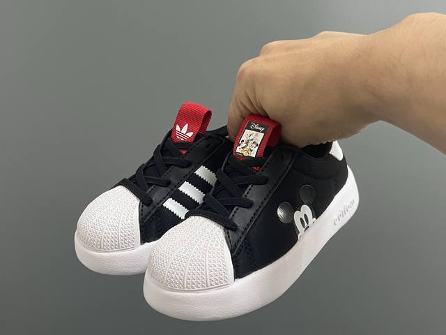 A家新款贝壳头网面松紧带一脚蹬儿童运动鞋 Size：22-37码 专柜同步新款 网面透气又舒适 松紧带设计，贴合脚背 超轻Eva大底，脚感不言而喻