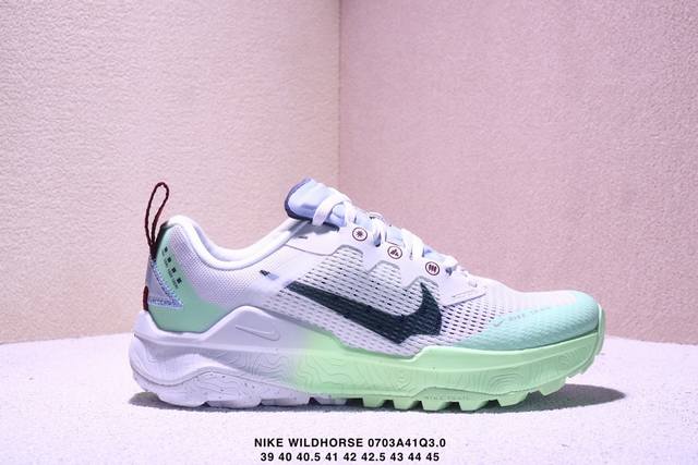 耐克 Nike Wildhorse 8 男子越野跑步鞋Nike跑步鞋 缓震透气 运动鞋，穿上Nike Wildhorse 8 越野跑步鞋，由步道起点往山顶前进，