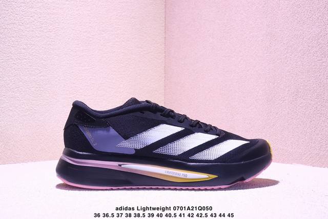 Adidas 舒适防滑 新款阿迪达斯低帮跑步鞋 极致轻盈的Lightweight Upper设计 带来近乎裸足的舒适体验 中底采用尖端科技 Lightstrik