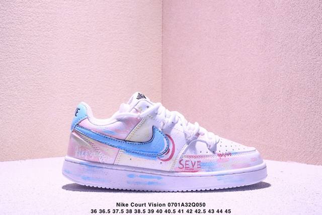 公司级Nike Court Vision 1 Low“幻影十字架” 手绘涂鸦定制板鞋 幻影十字架常作为一种印花图案出现，具有独特的视觉效果。将幻影十字架与梵文、
