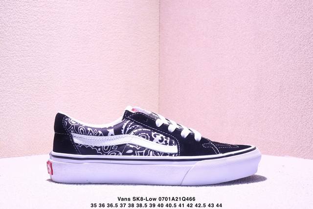 Vans Sk8-Low X联名 全新一代 低帮硫化帆布鞋 该鞋款以白线勾勒出整体造型，鞋面采用帆布搭配麂皮材质，鞋身布满腰果花彰显联名，极具辨识度，上脚百搭不