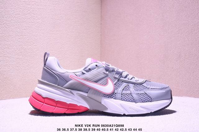 真标耐克Nike V2K Run跑步鞋复古风潮 网面透气运动鞋 灰银紧致的鞋面材质提供良好的包裹性鞋侧 Swoosh以及鞋头部分搭配增添不少亮点的镀铬细节鞋垫上